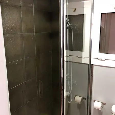Eleven Hotel *