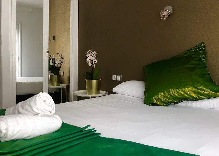 Eleven Hotel *